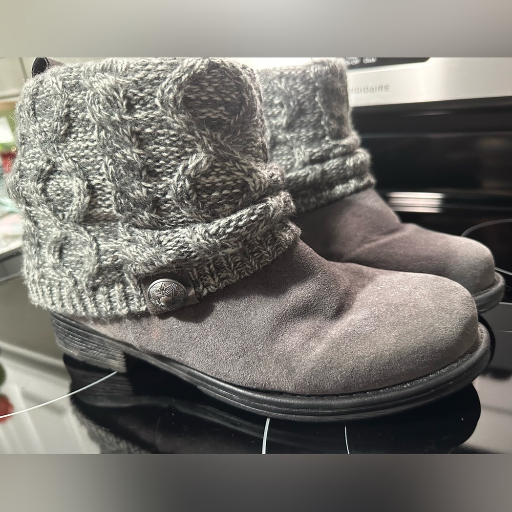 Muk Luks size 9 Booties